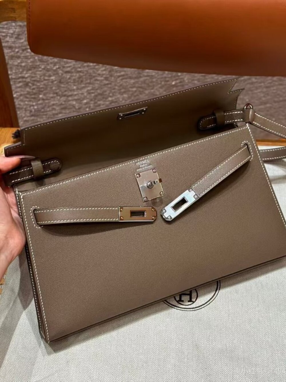 Classic Hermes Bags: A Stylish and Versatile Choice for Elegance - Picture 3 of 6